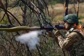 Putin posílá k Pokrovsku čety nakažených vojáků. Jsou označeni páskou na rukávu - Novinky